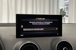 musta Audi Q2 2022 kuva 20.