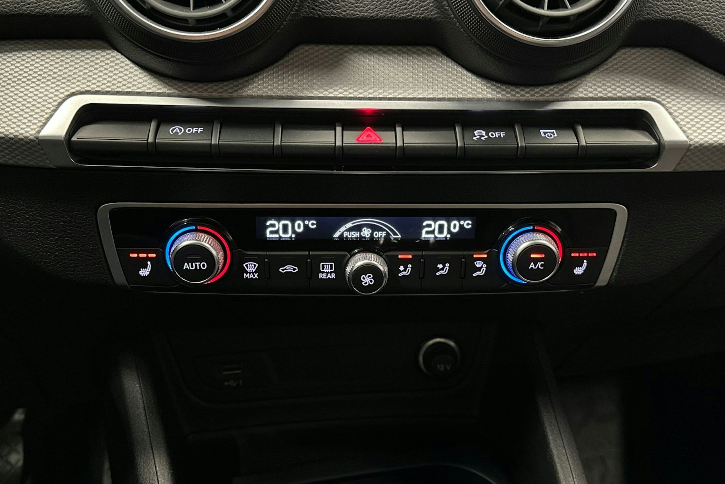 musta Audi Q2 2022 kuva 21.