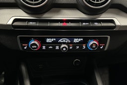 musta Audi Q2 2022 kuva 21.