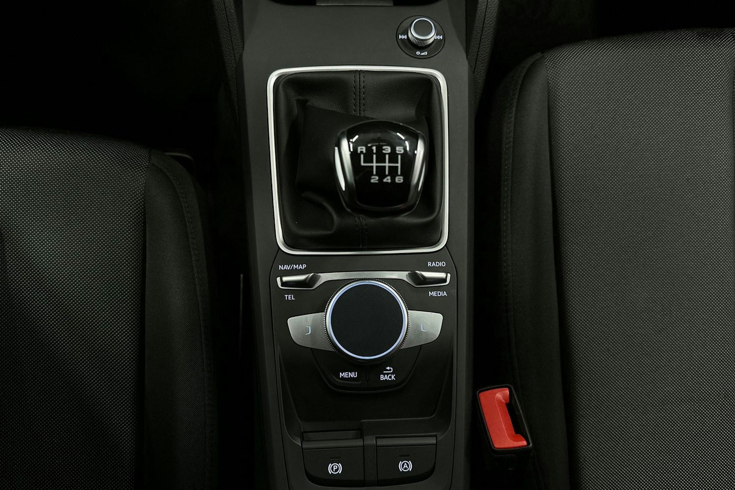 musta Audi Q2 2022 kuva 22.