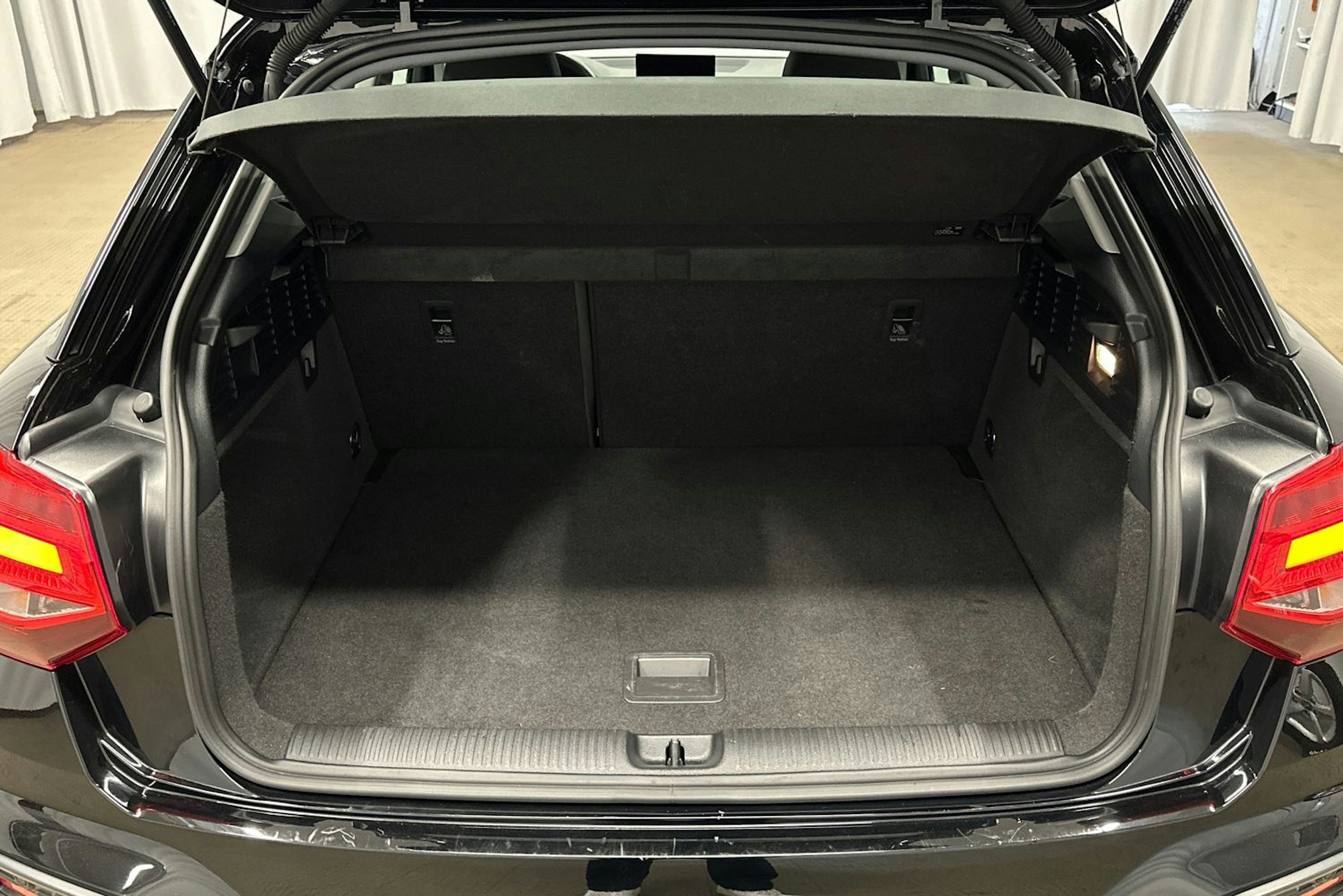 musta Audi Q2 2022 kuva 25.