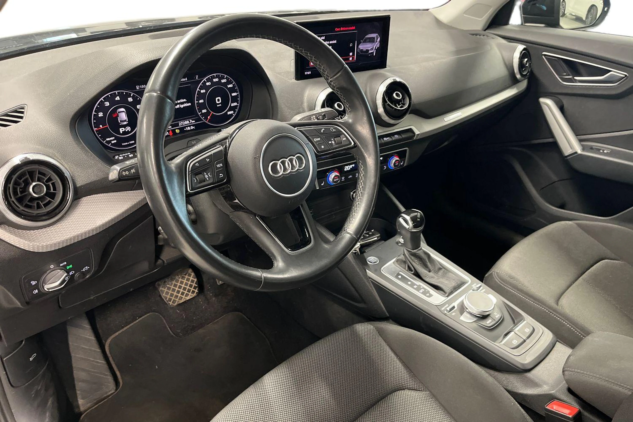 musta Audi Q2 2022 kuva 3.