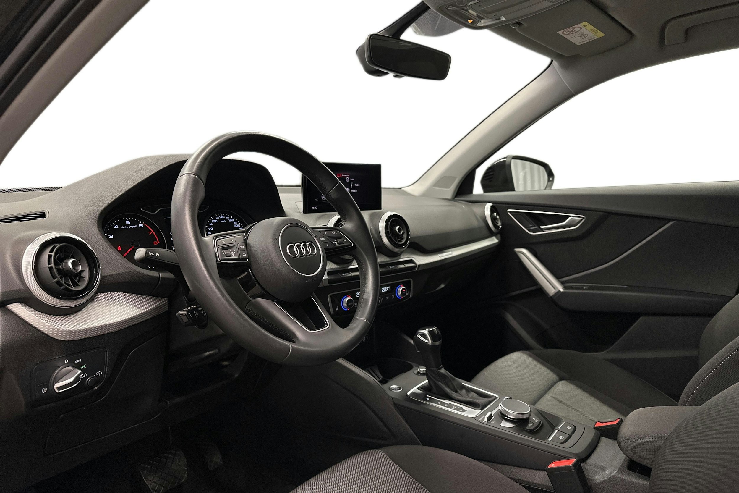 musta Audi Q2 2022 kuva 7.