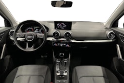 musta Audi Q2 2022 kuva 9.