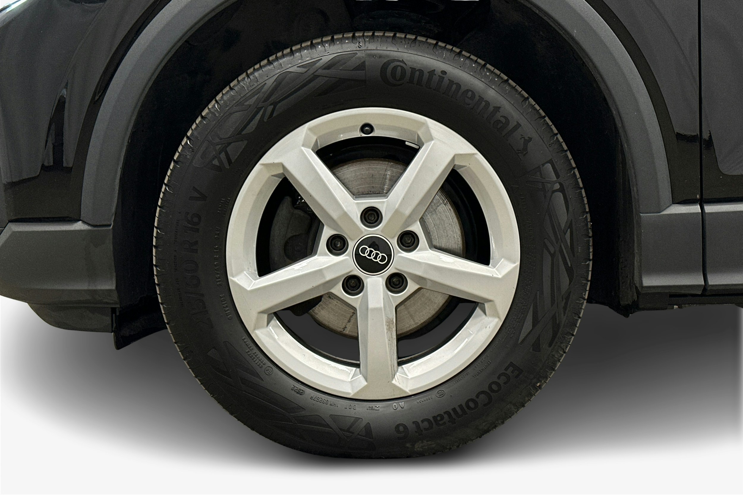 musta Audi Q2 2022 kuva 11.