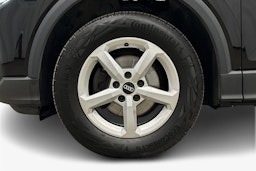 musta Audi Q2 2022 kuva 11.