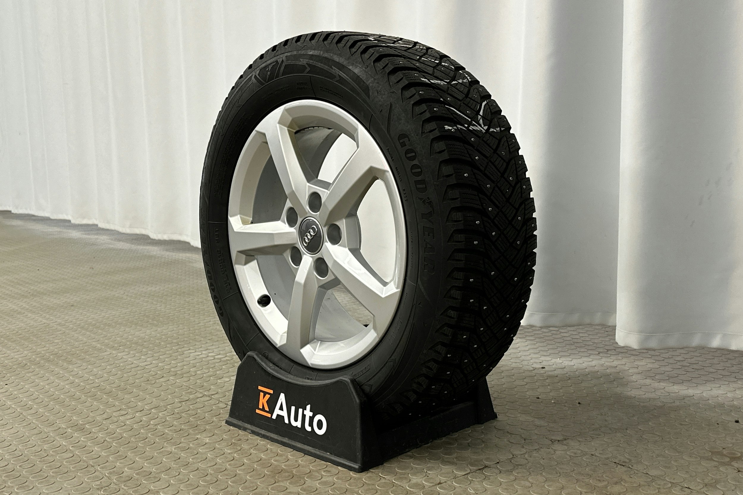 musta Audi Q2 2022 kuva 13.