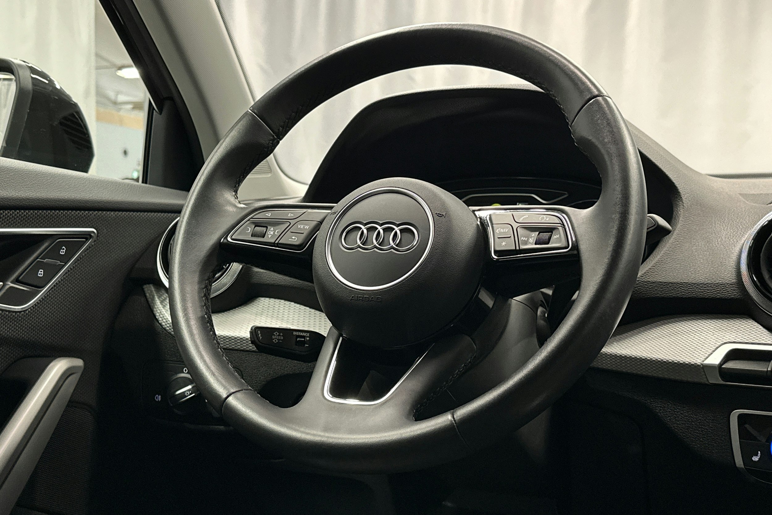 musta Audi Q2 2022 kuva 16.
