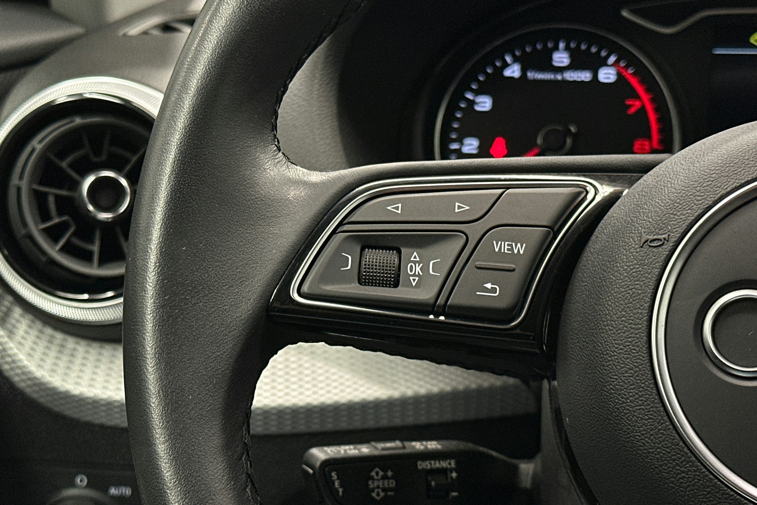musta Audi Q2 2022 kuva 17.