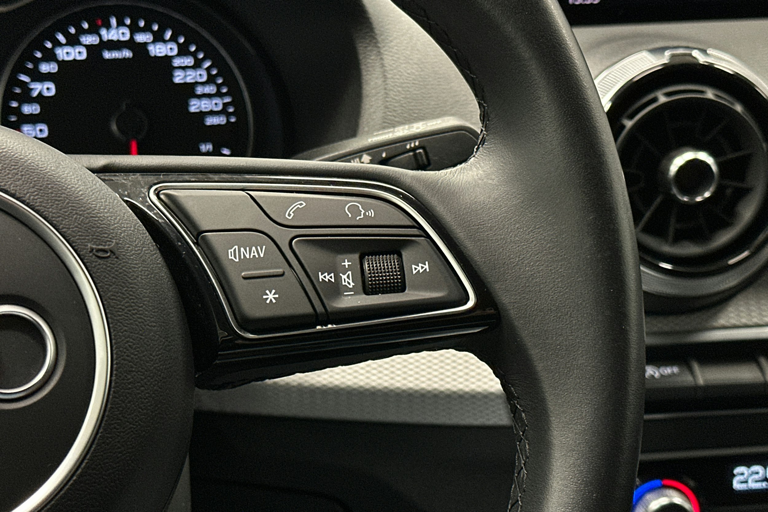 musta Audi Q2 2022 kuva 18.