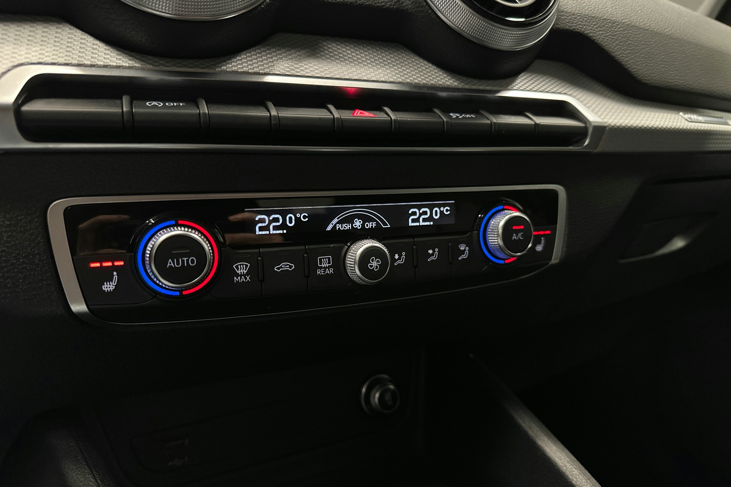 musta Audi Q2 2022 kuva 24.
