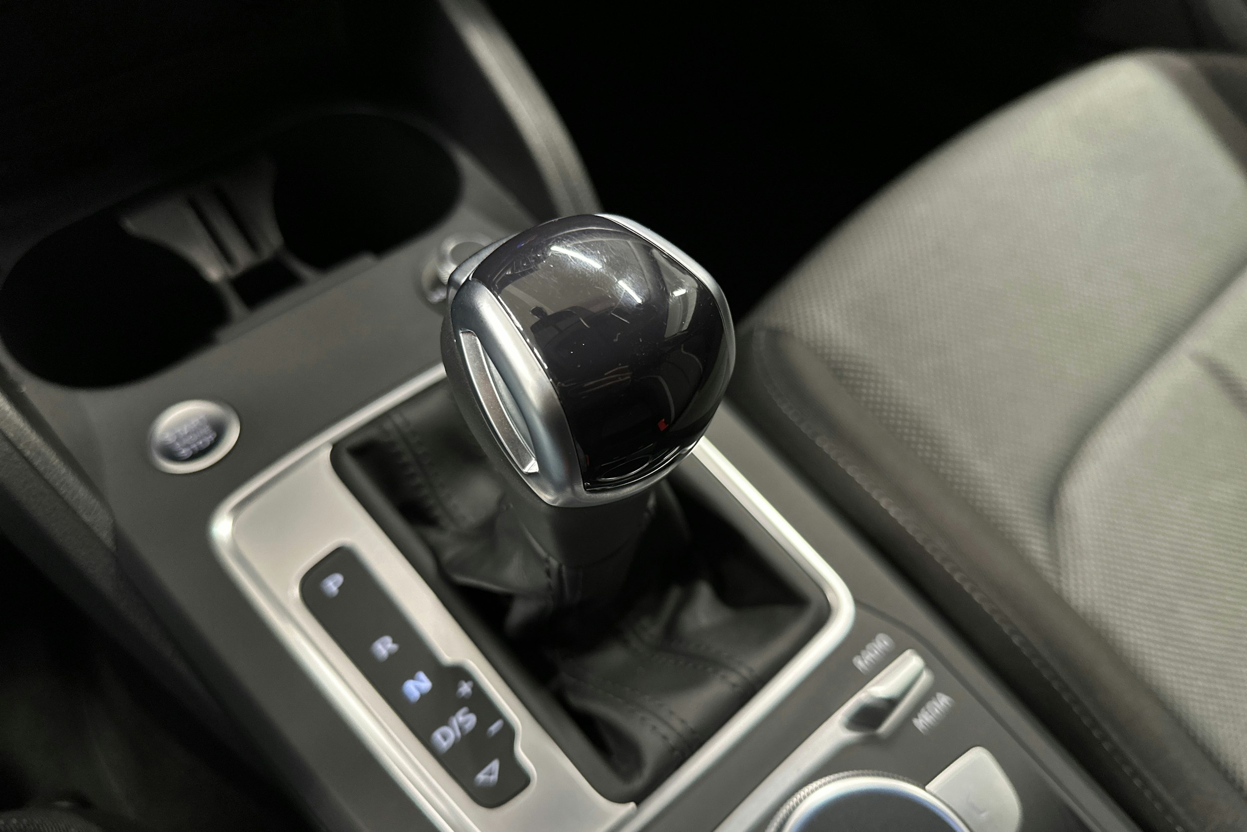 musta Audi Q2 2022 kuva 25.