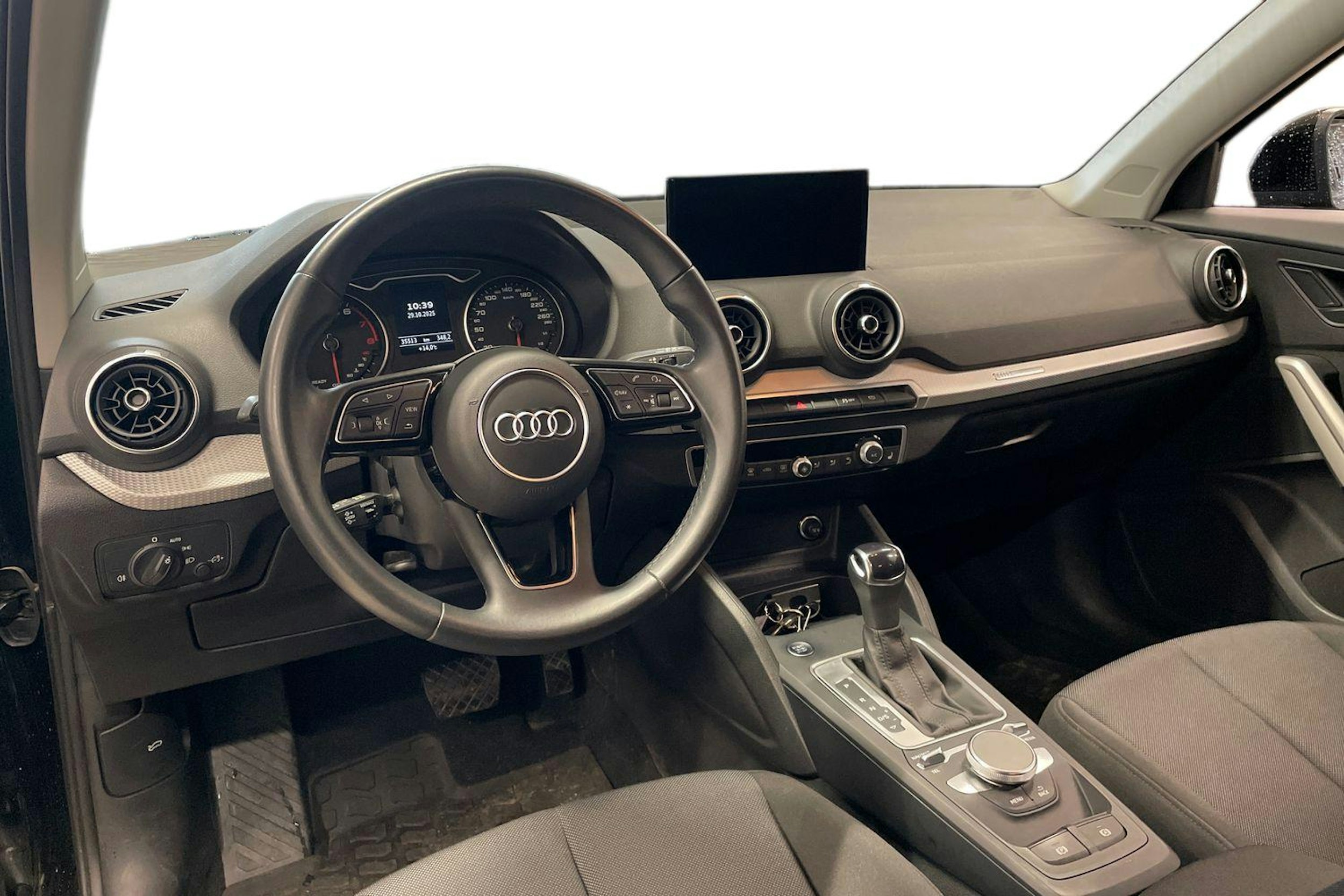 Musta Audi Q2 2022 kuva 3.