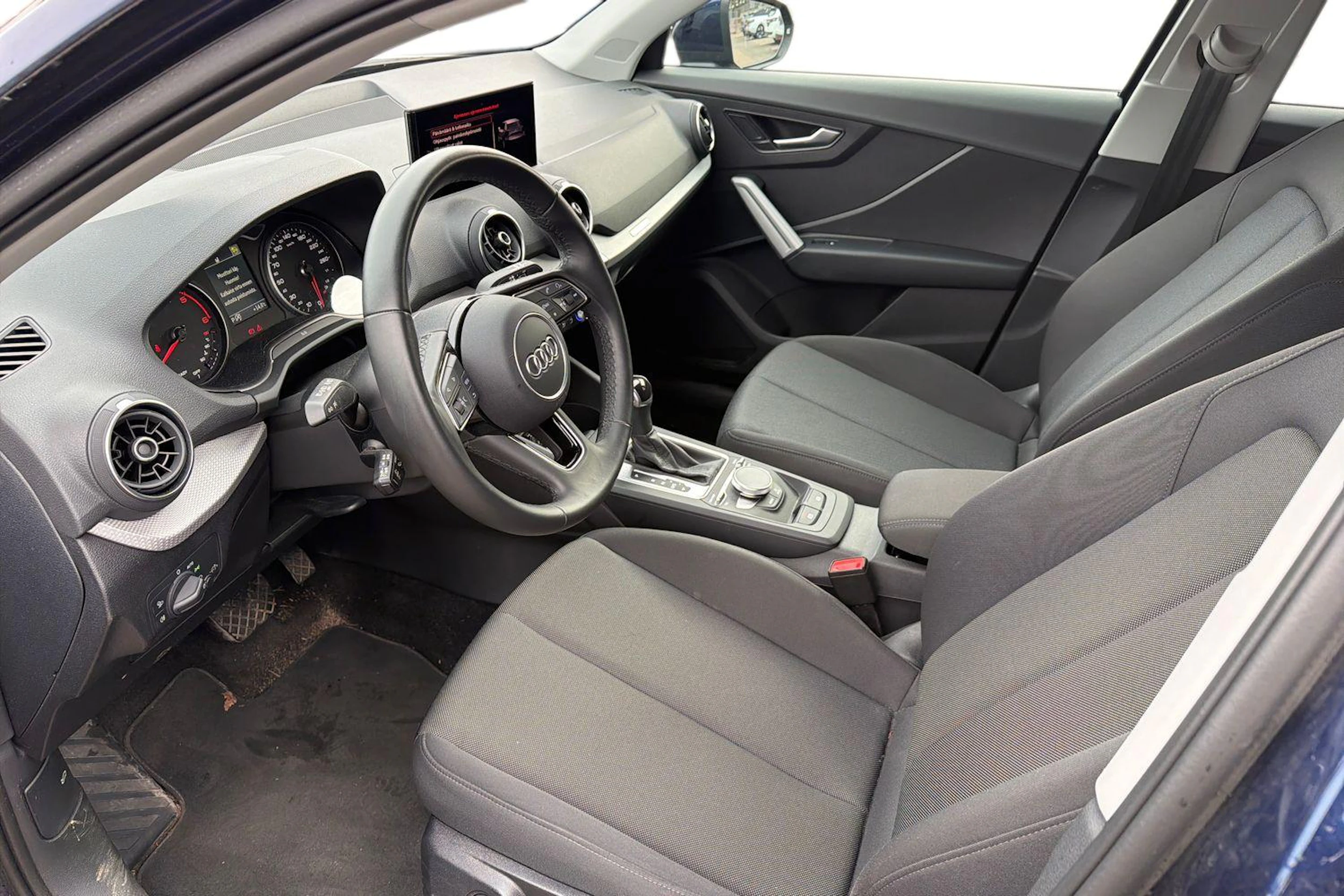 sininen Audi Q2 2022 kuva 3.