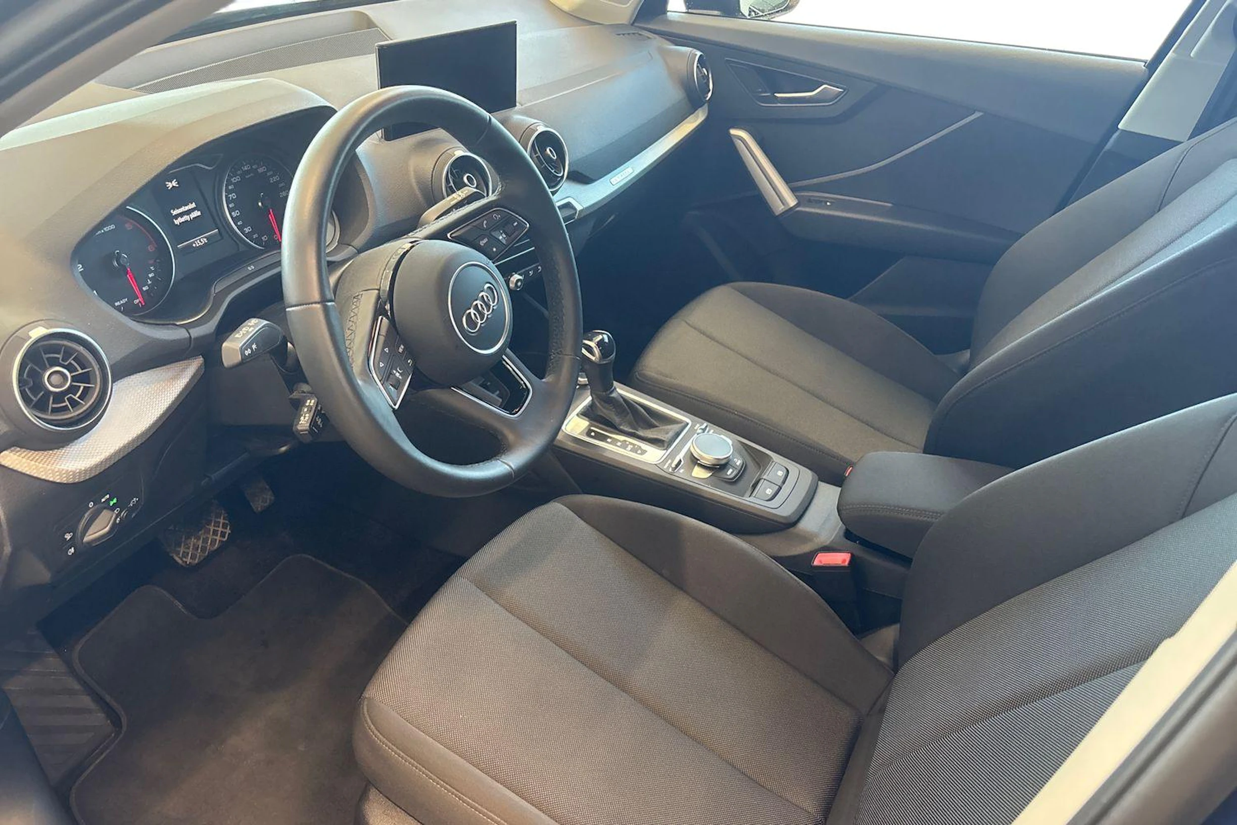 sininen Audi Q2 2022 kuva 8.