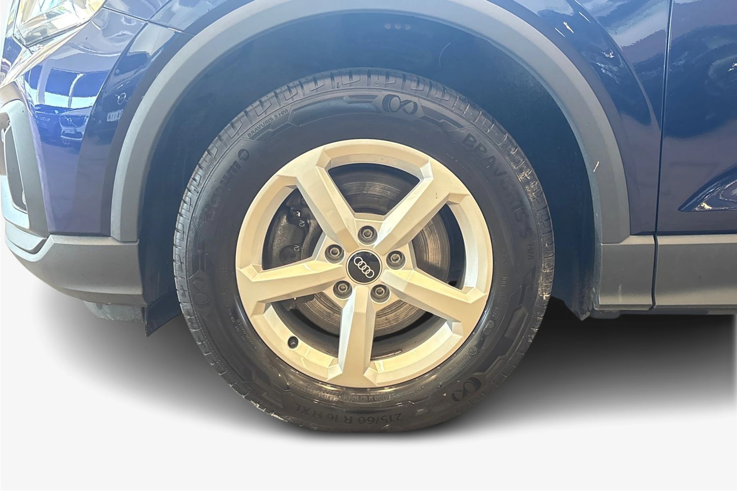 sininen Audi Q2 2022 kuva 12.