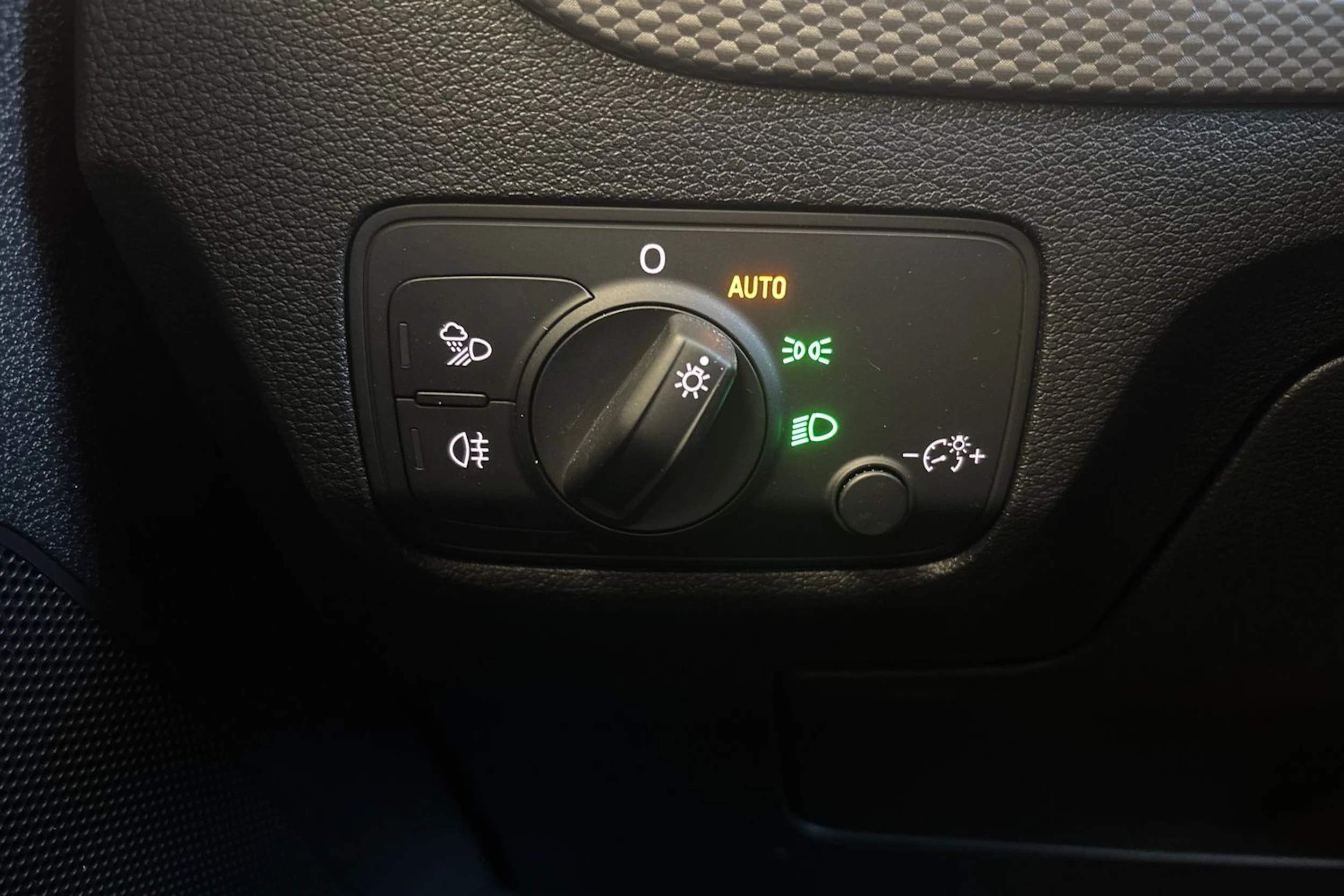 sininen Audi Q2 2022 kuva 19.