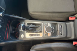 sininen Audi Q2 2022 kuva 21.