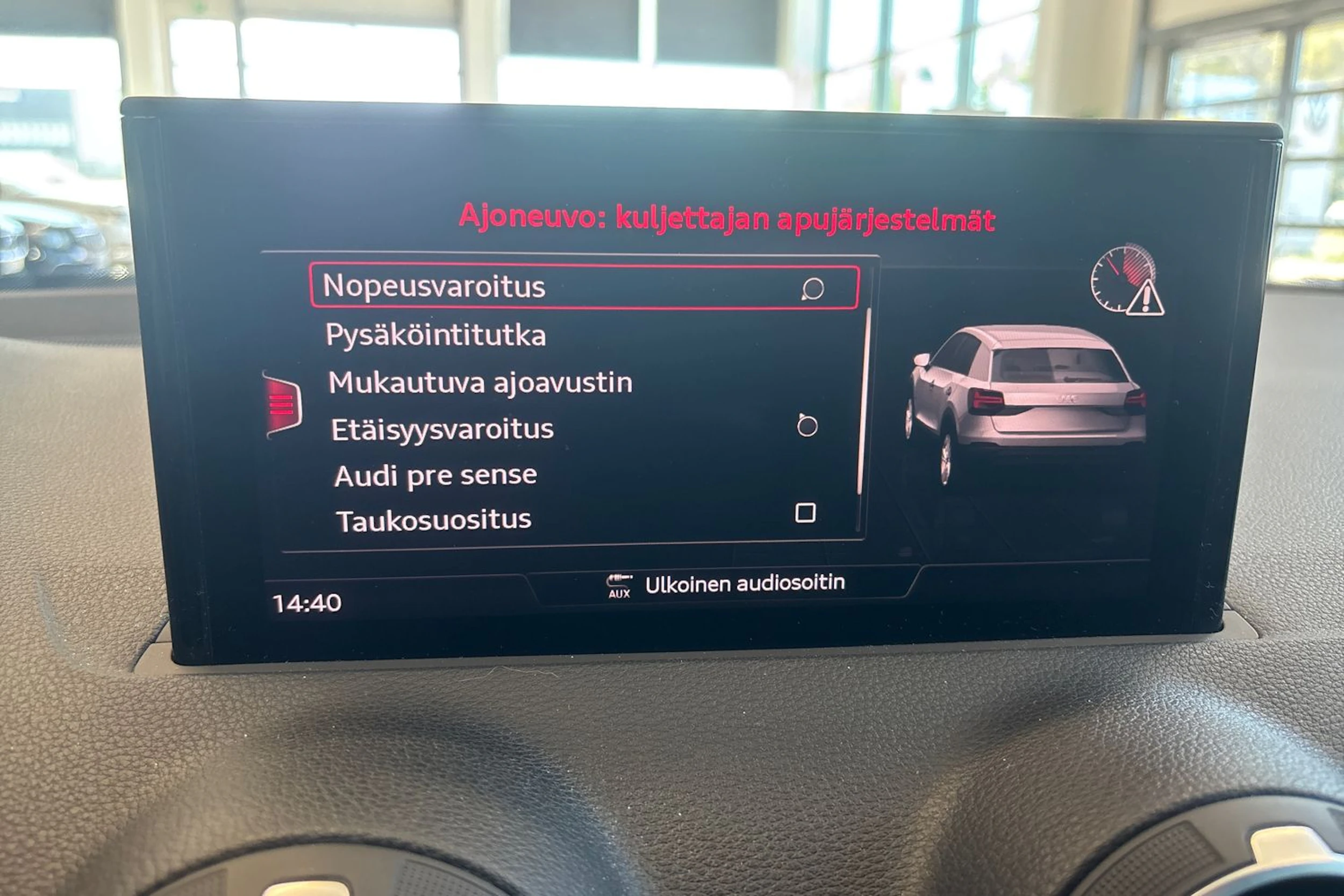 sininen Audi Q2 2022 kuva 26.
