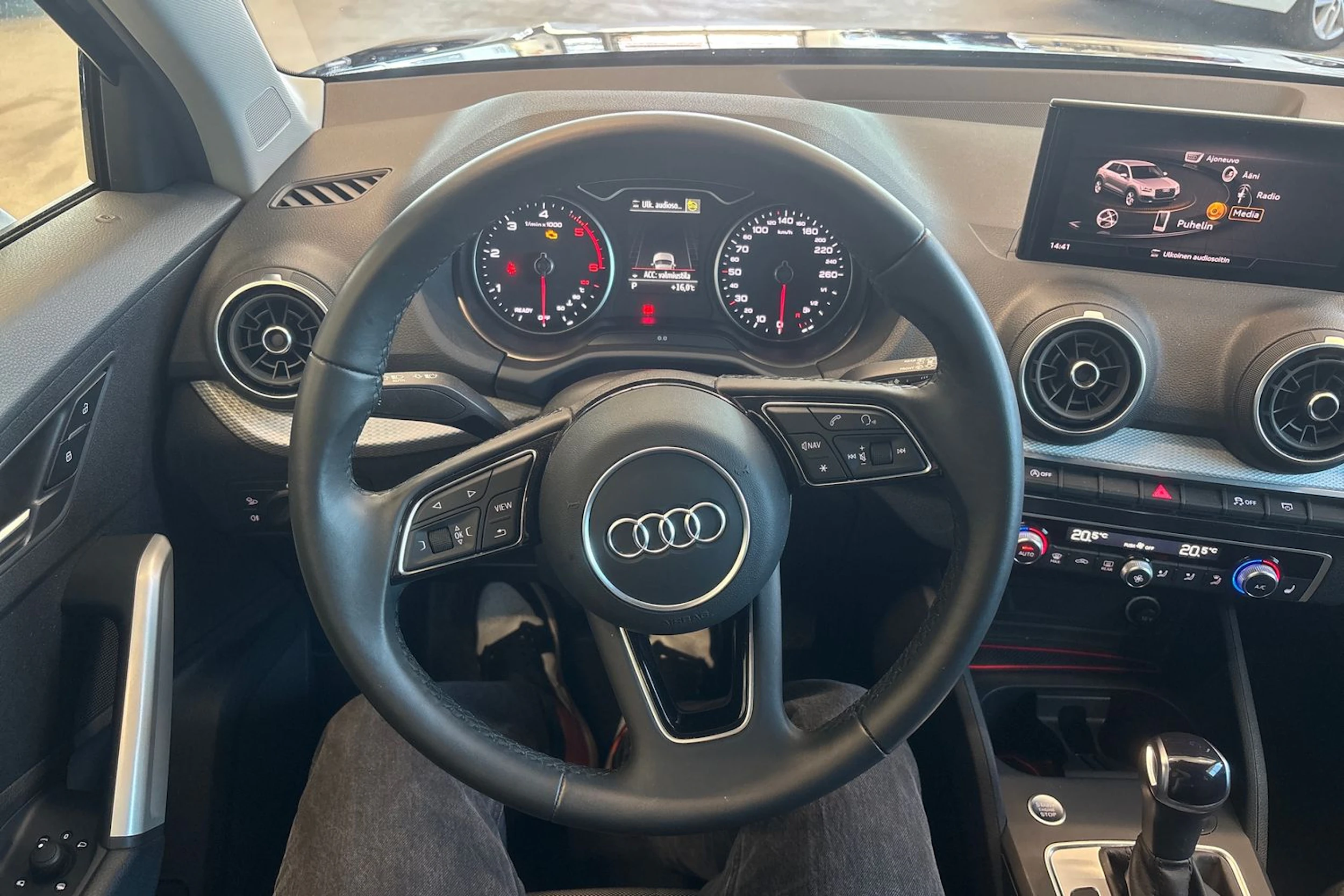 sininen Audi Q2 2022 kuva 29.