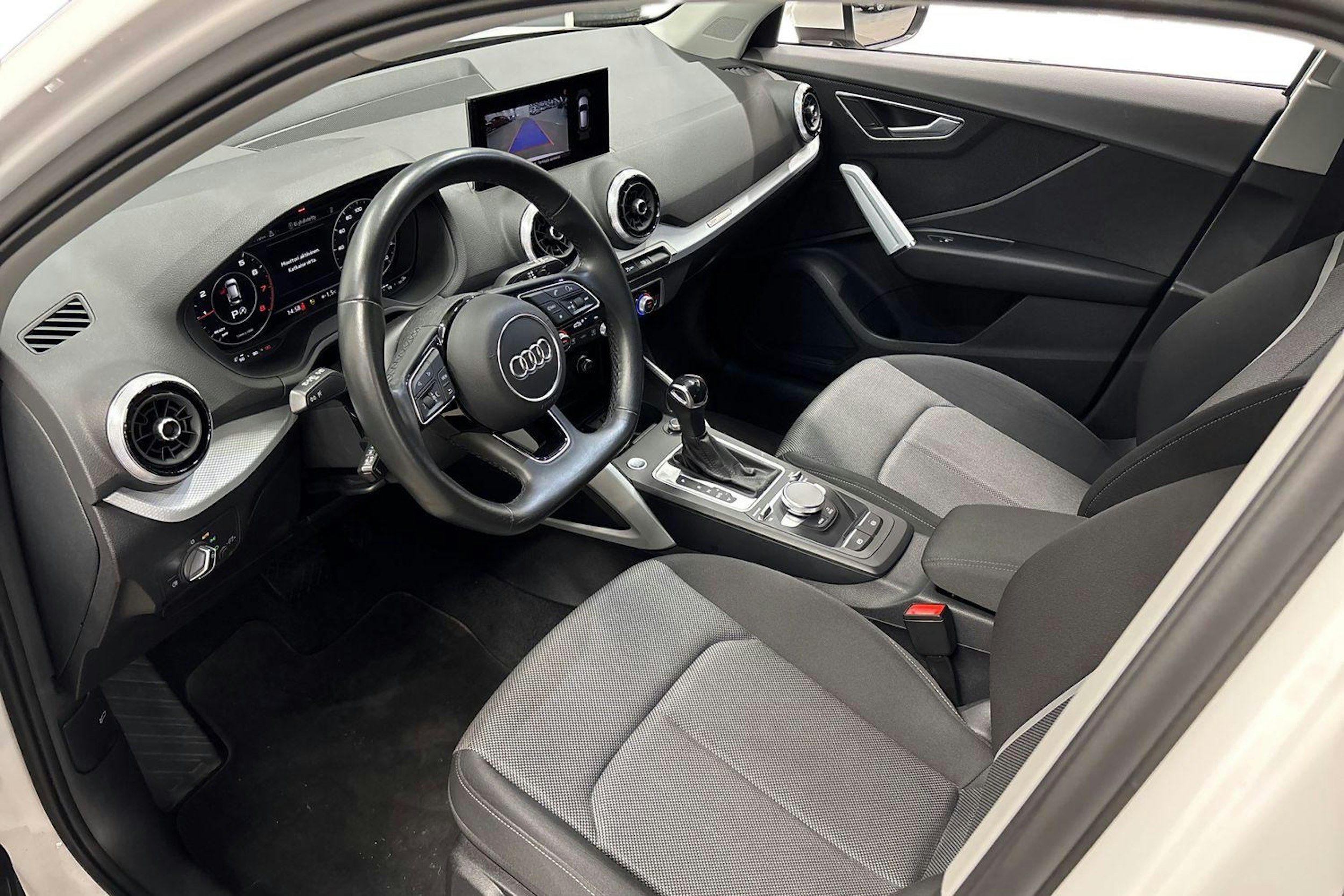 Valkoinen Audi Q2 2022 kuva 7.
