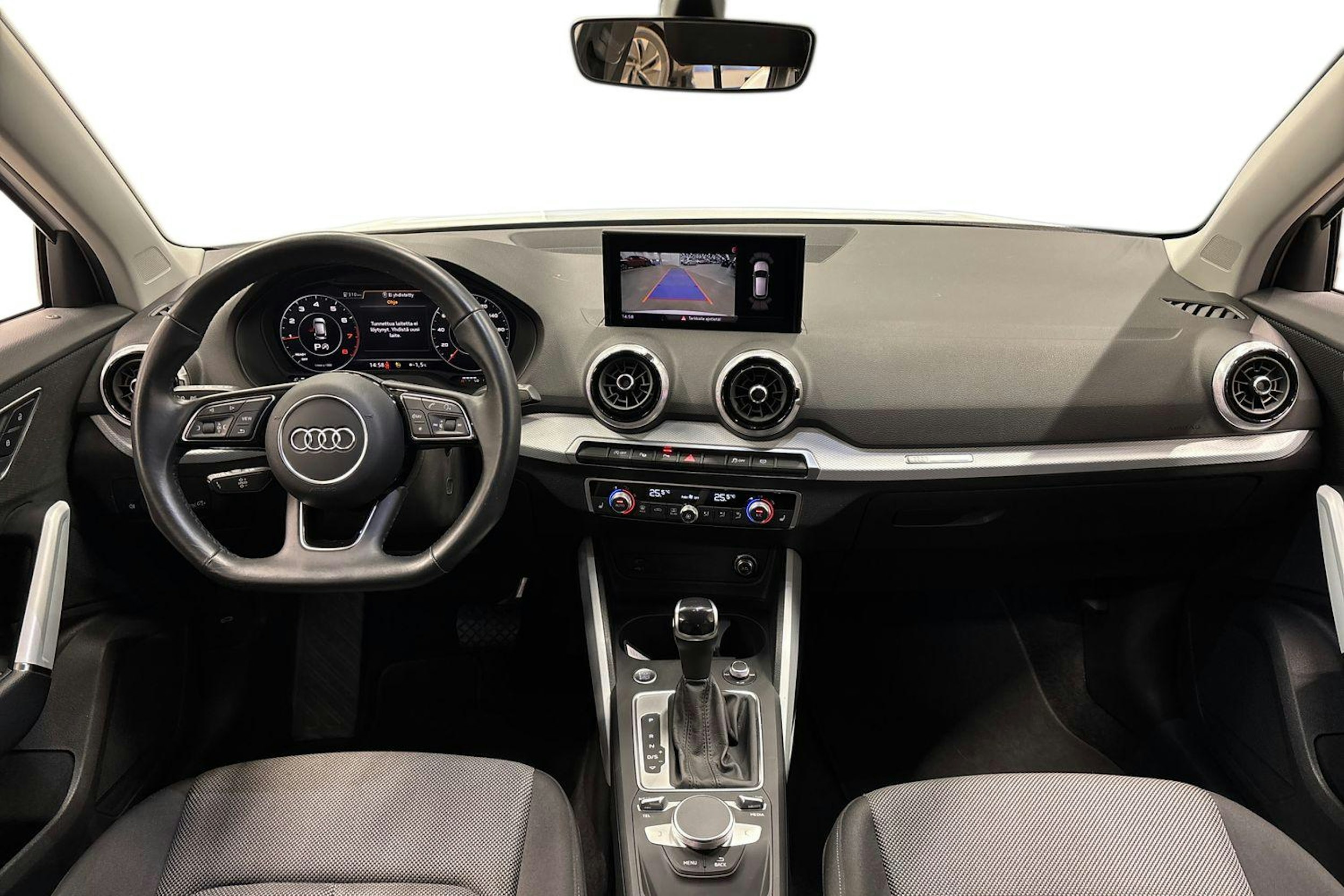 Valkoinen Audi Q2 2022 kuva 9.