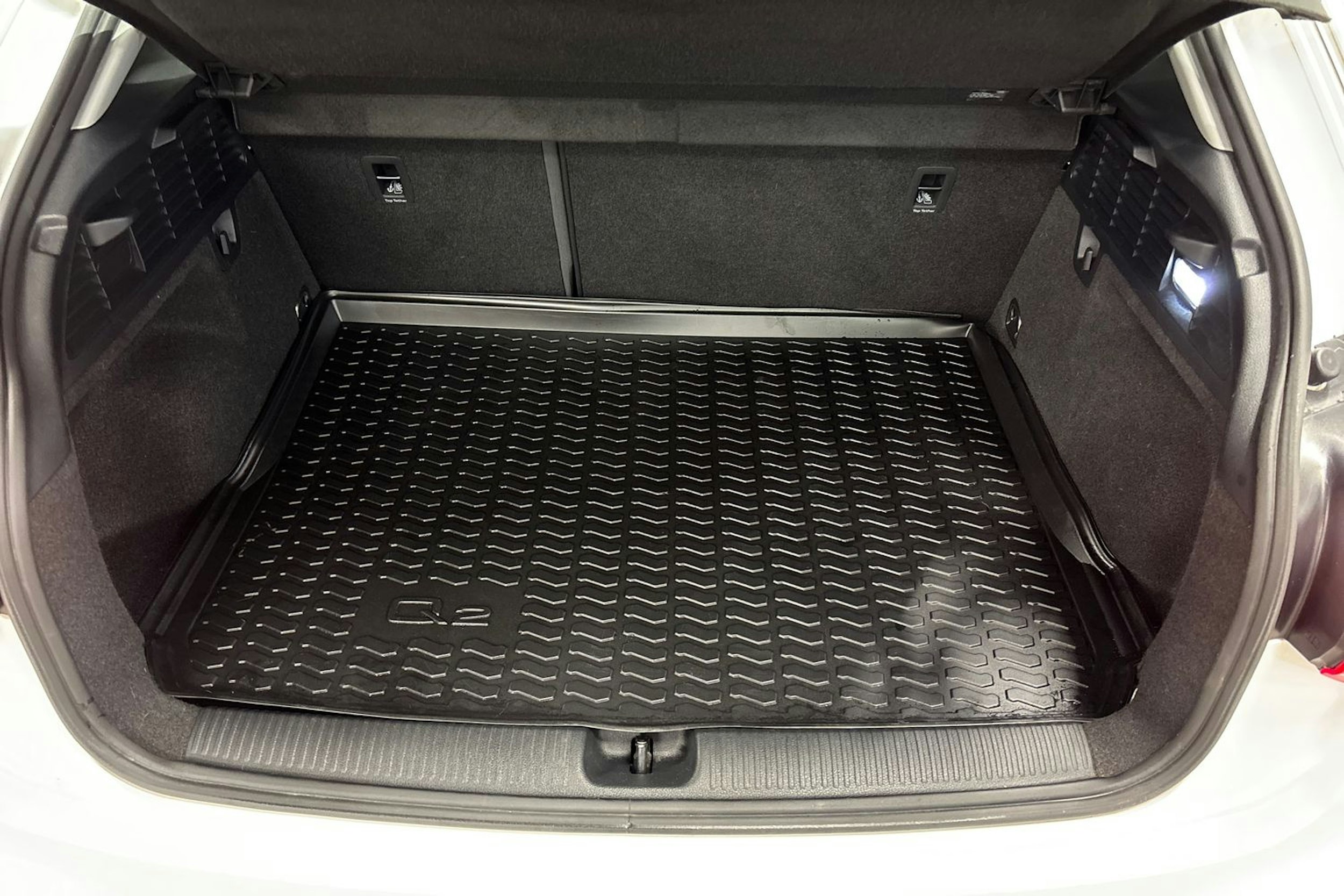 Valkoinen Audi Q2 2022 kuva 14.