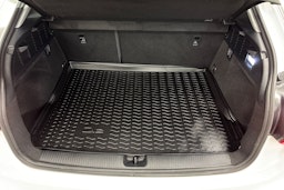 Valkoinen Audi Q2 2022 kuva 14.