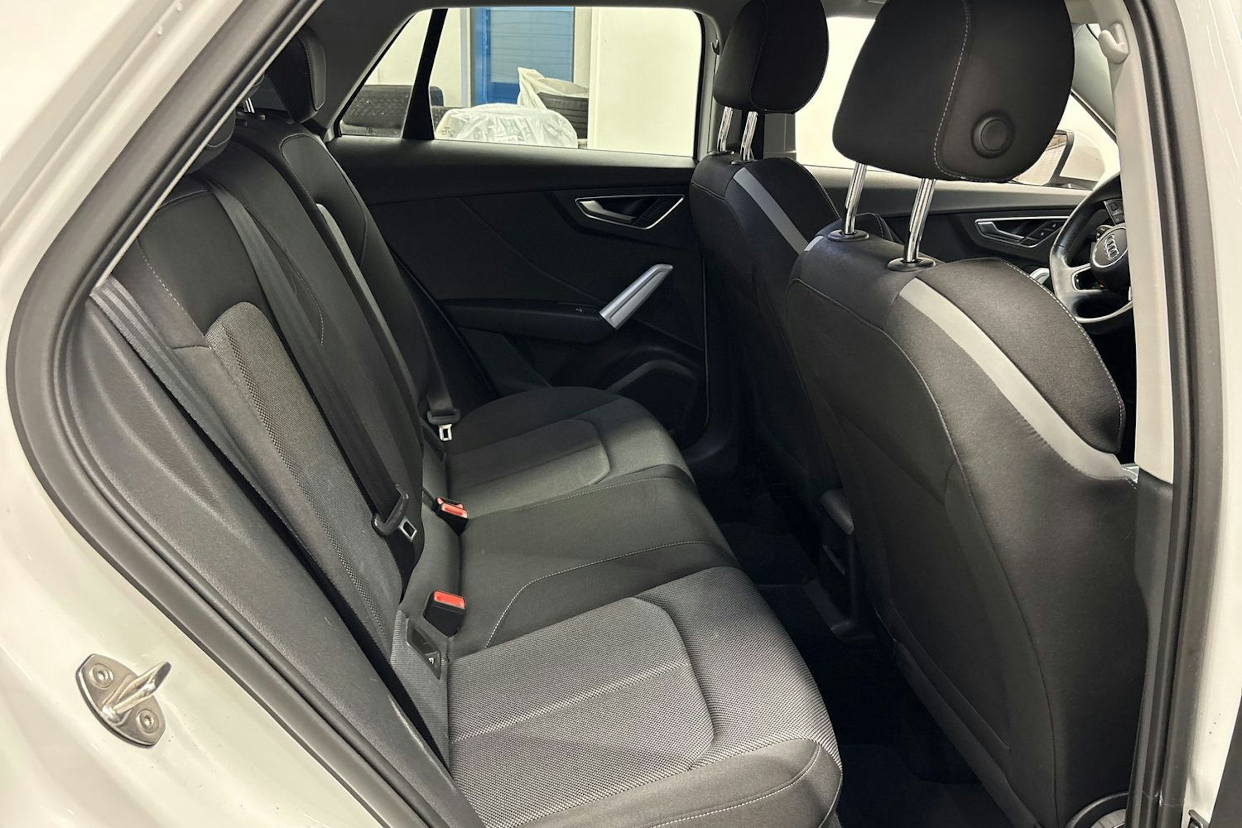 Valkoinen Audi Q2 2022 kuva 15.