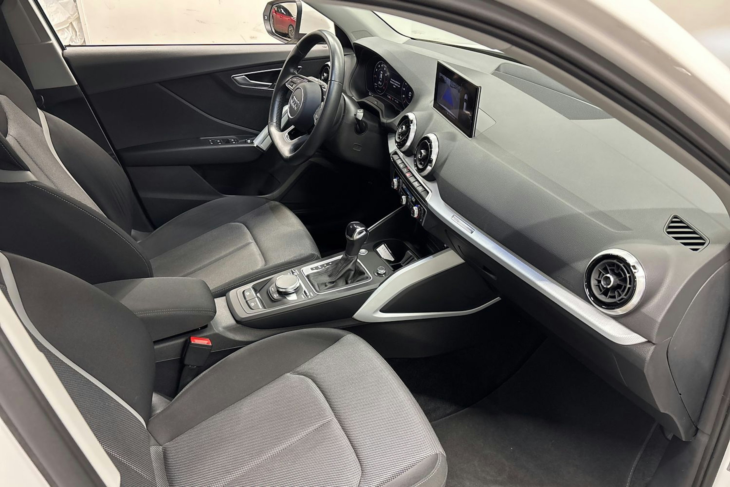 Valkoinen Audi Q2 2022 kuva 16.