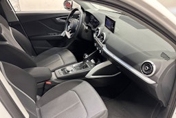 Valkoinen Audi Q2 2022 kuva 16.