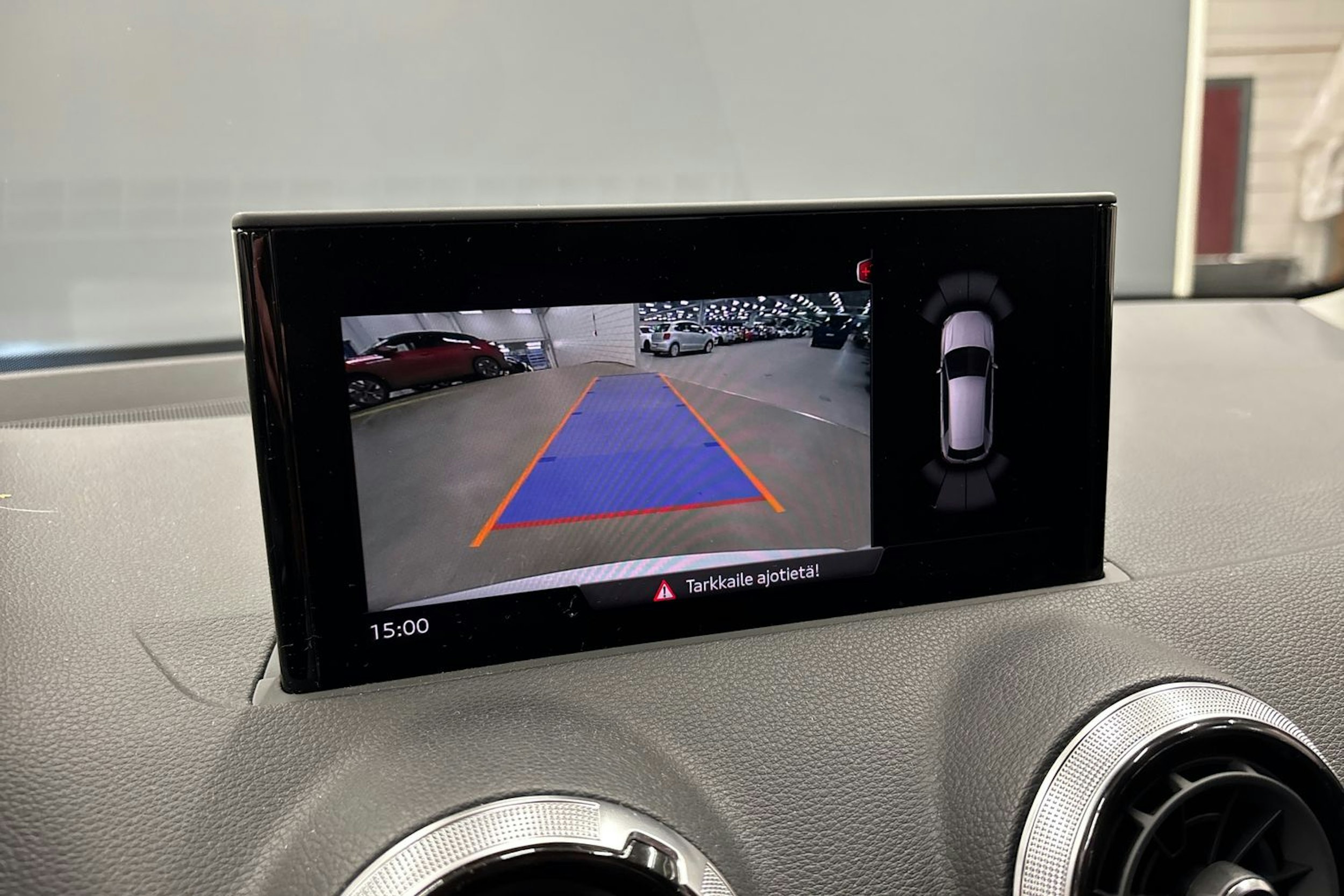 Valkoinen Audi Q2 2022 kuva 18.