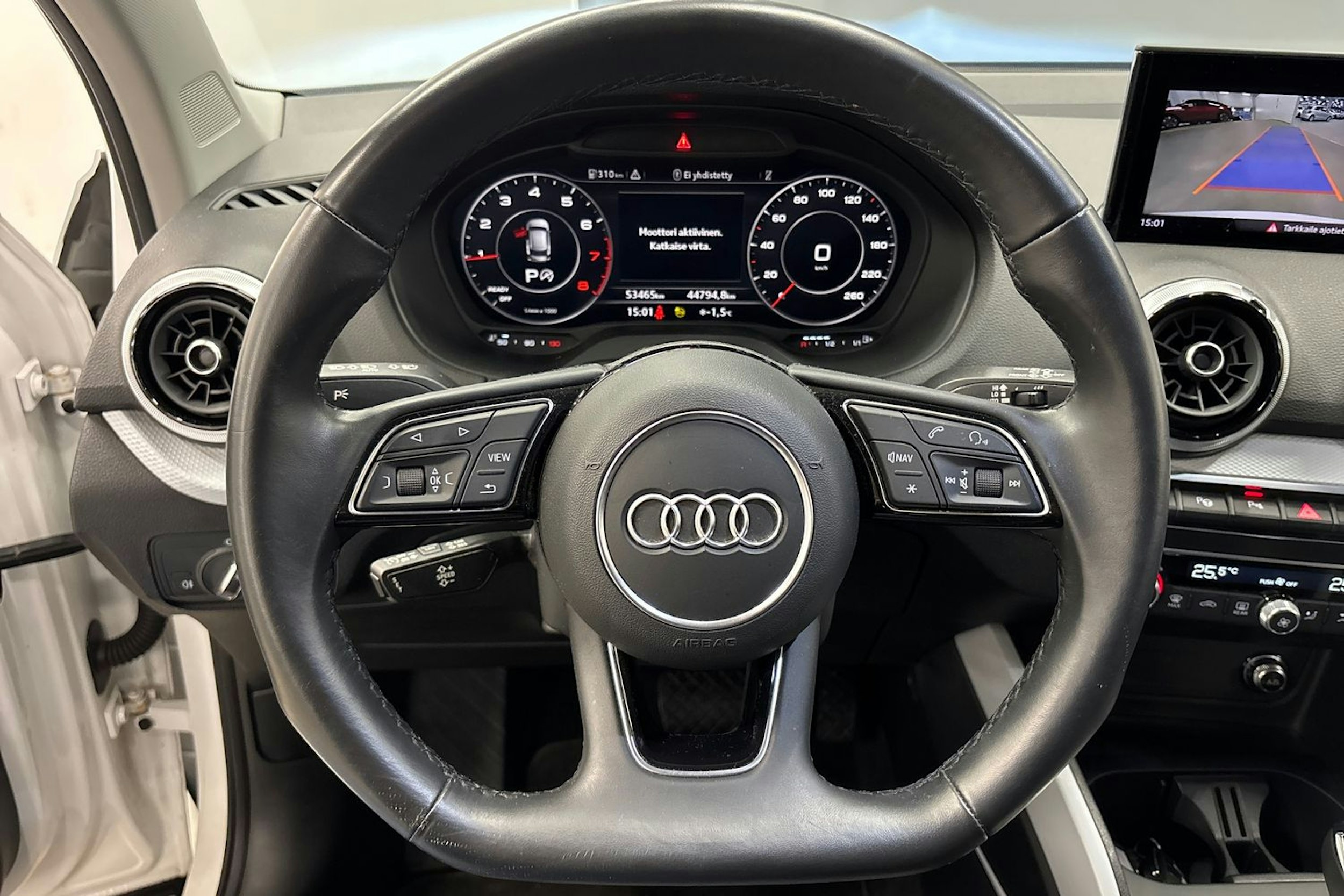 Valkoinen Audi Q2 2022 kuva 19.