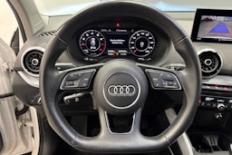 Valkoinen Audi Q2 2022 kuva 19.