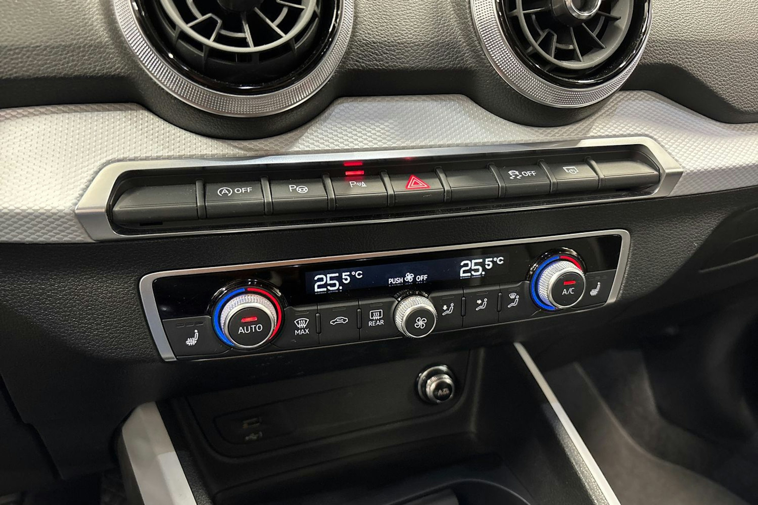 Valkoinen Audi Q2 2022 kuva 20.