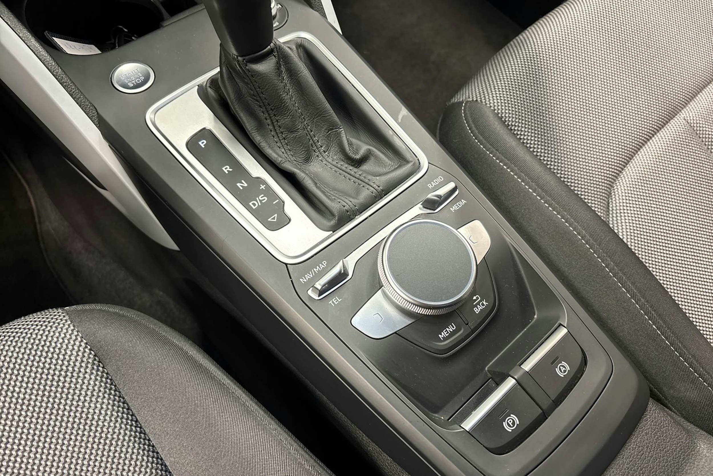 Valkoinen Audi Q2 2022 kuva 21.