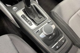 Valkoinen Audi Q2 2022 kuva 21.