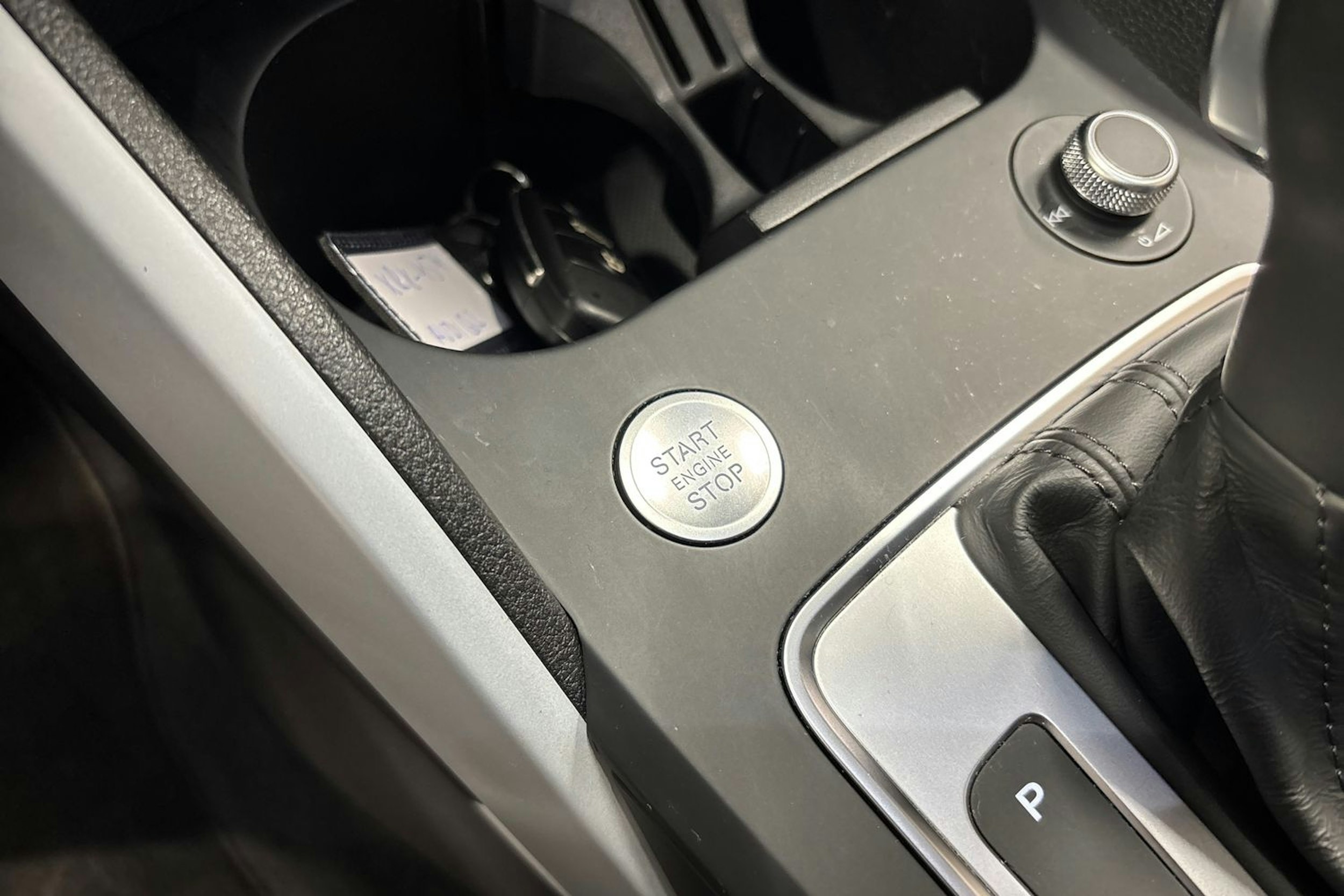 Valkoinen Audi Q2 2022 kuva 23.