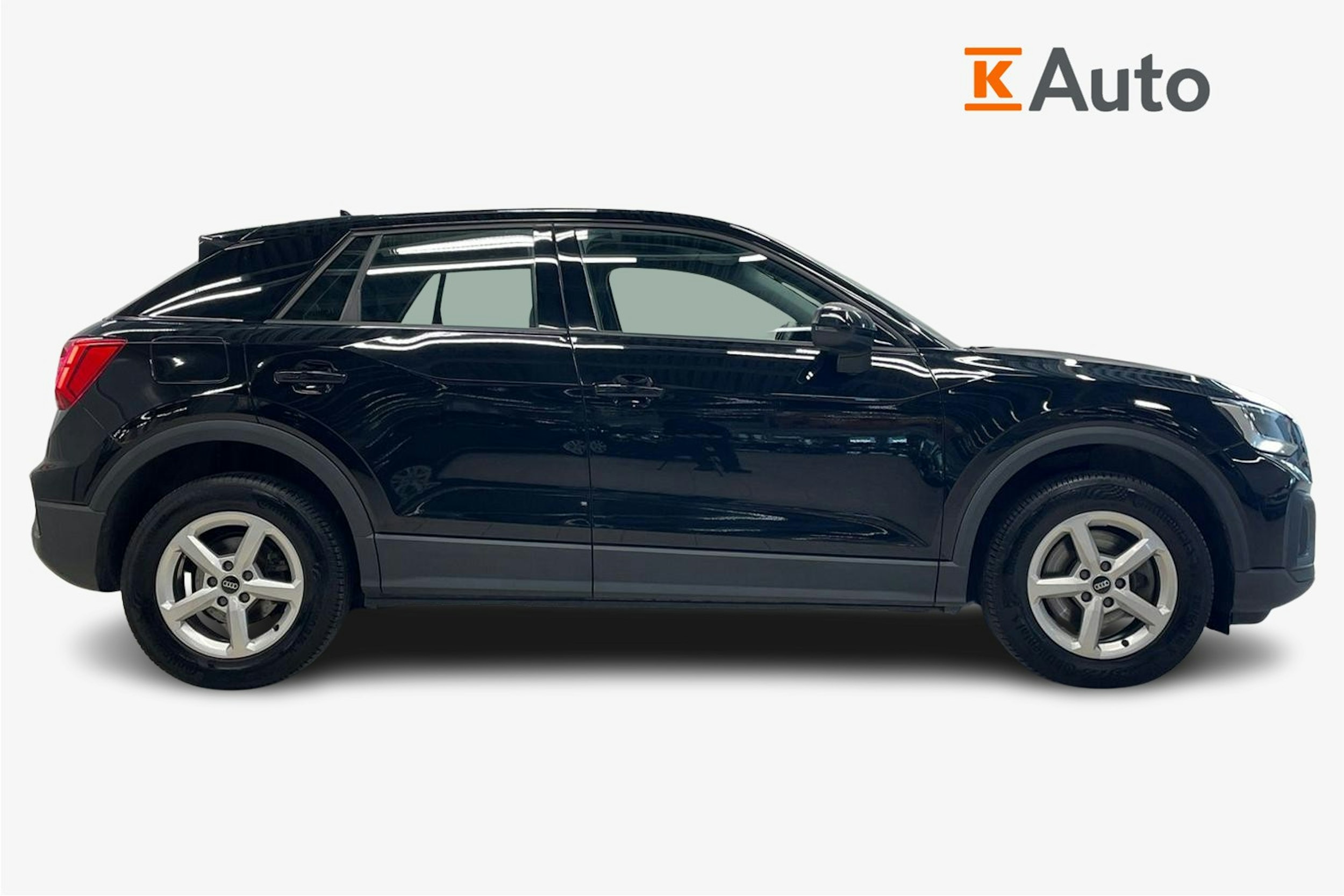 Musta Audi Q2 2022 kuva 6.