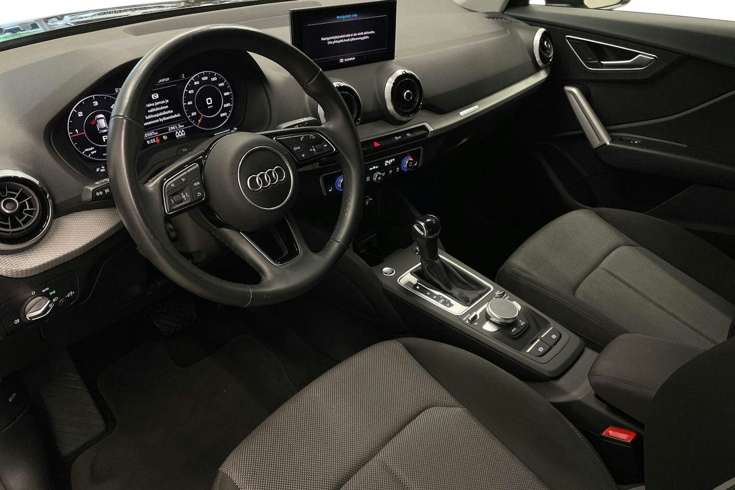 Musta Audi Q2 2022 kuva 7.