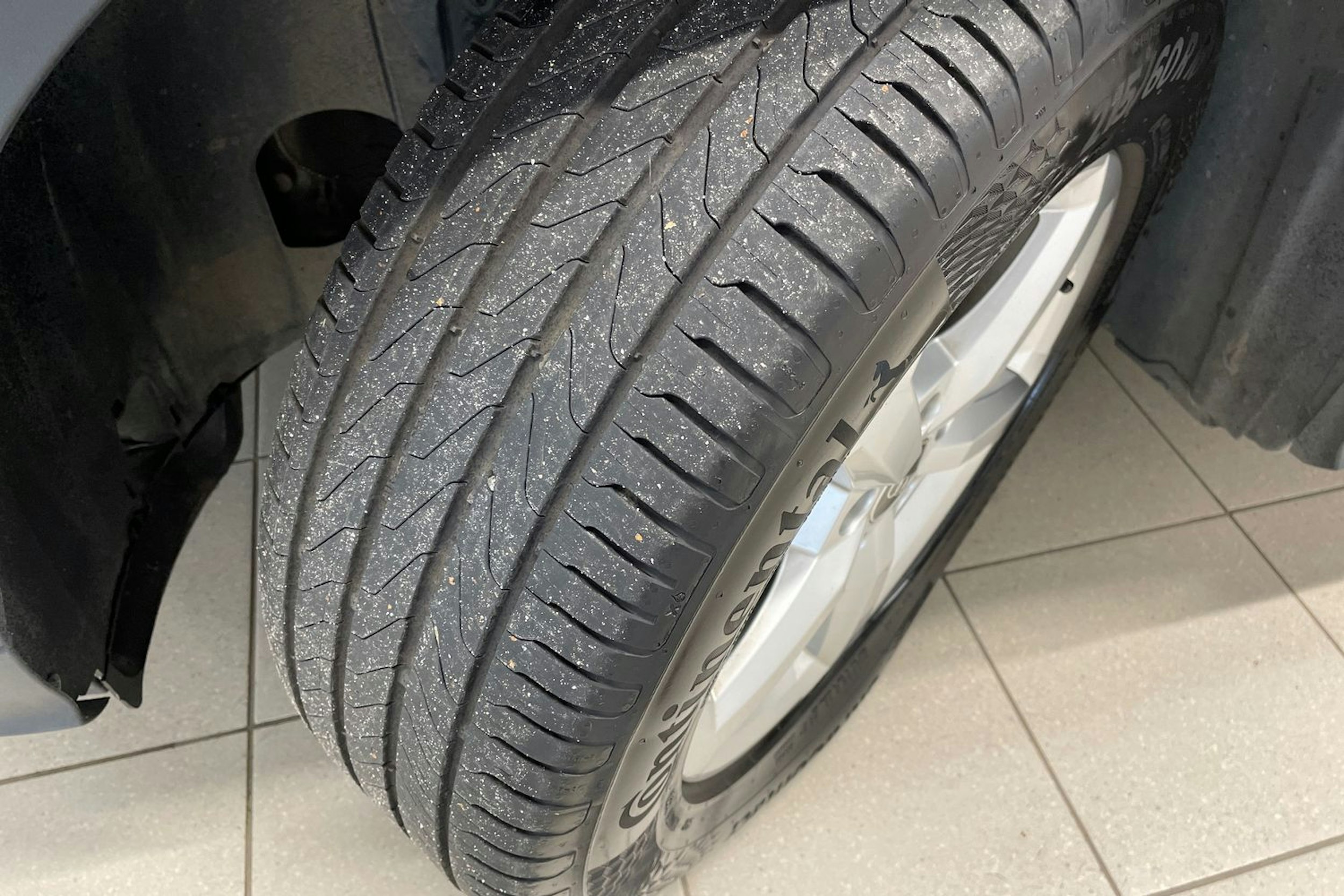 Musta Audi Q2 2022 kuva 13.