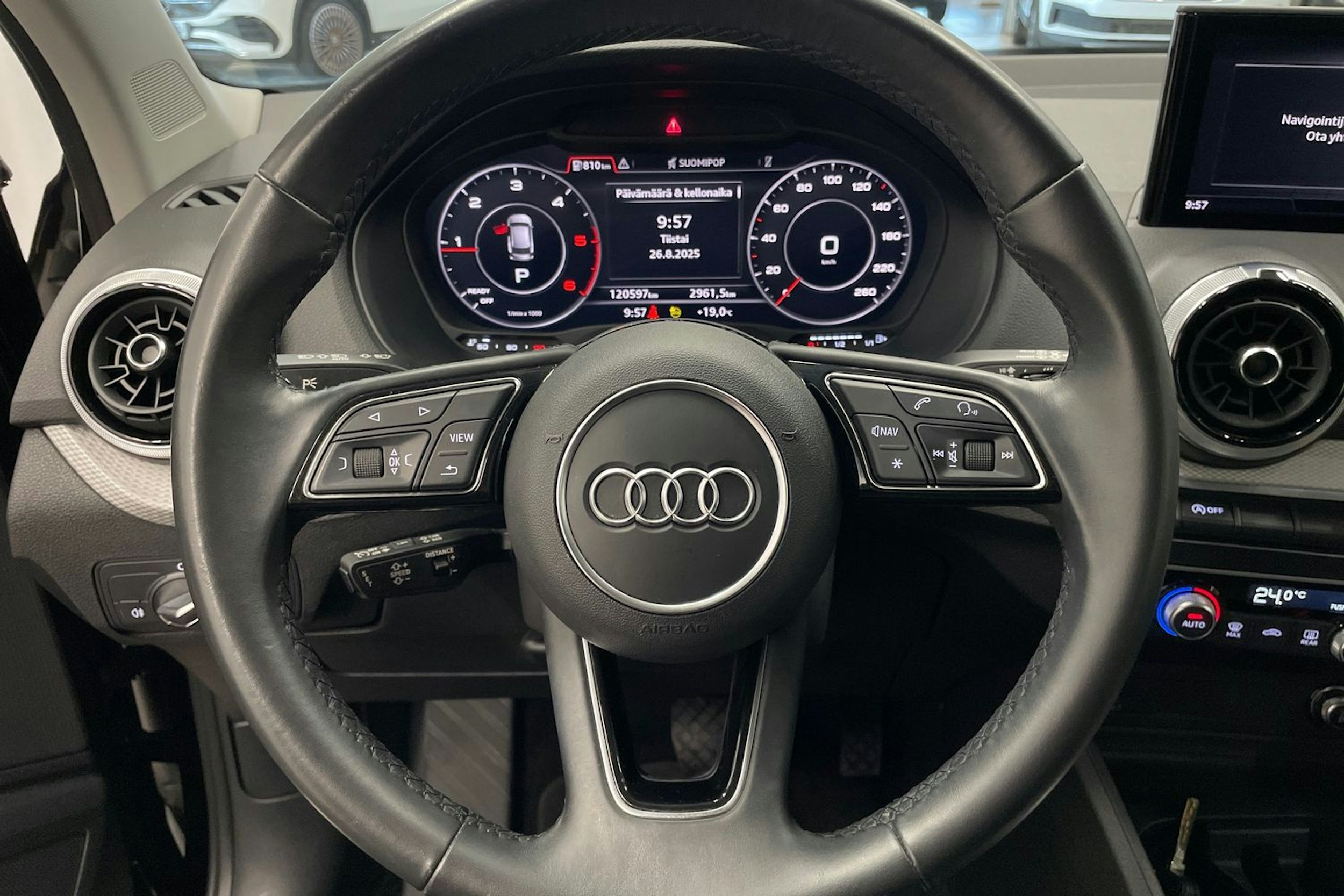 Musta Audi Q2 2022 kuva 15.