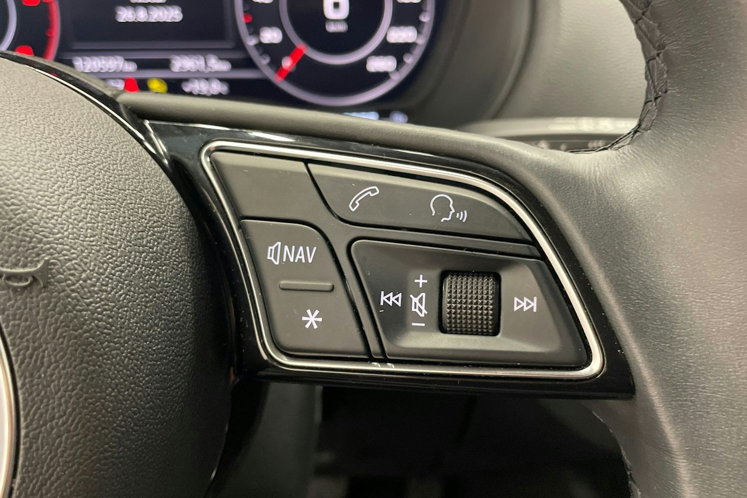 Musta Audi Q2 2022 kuva 17.