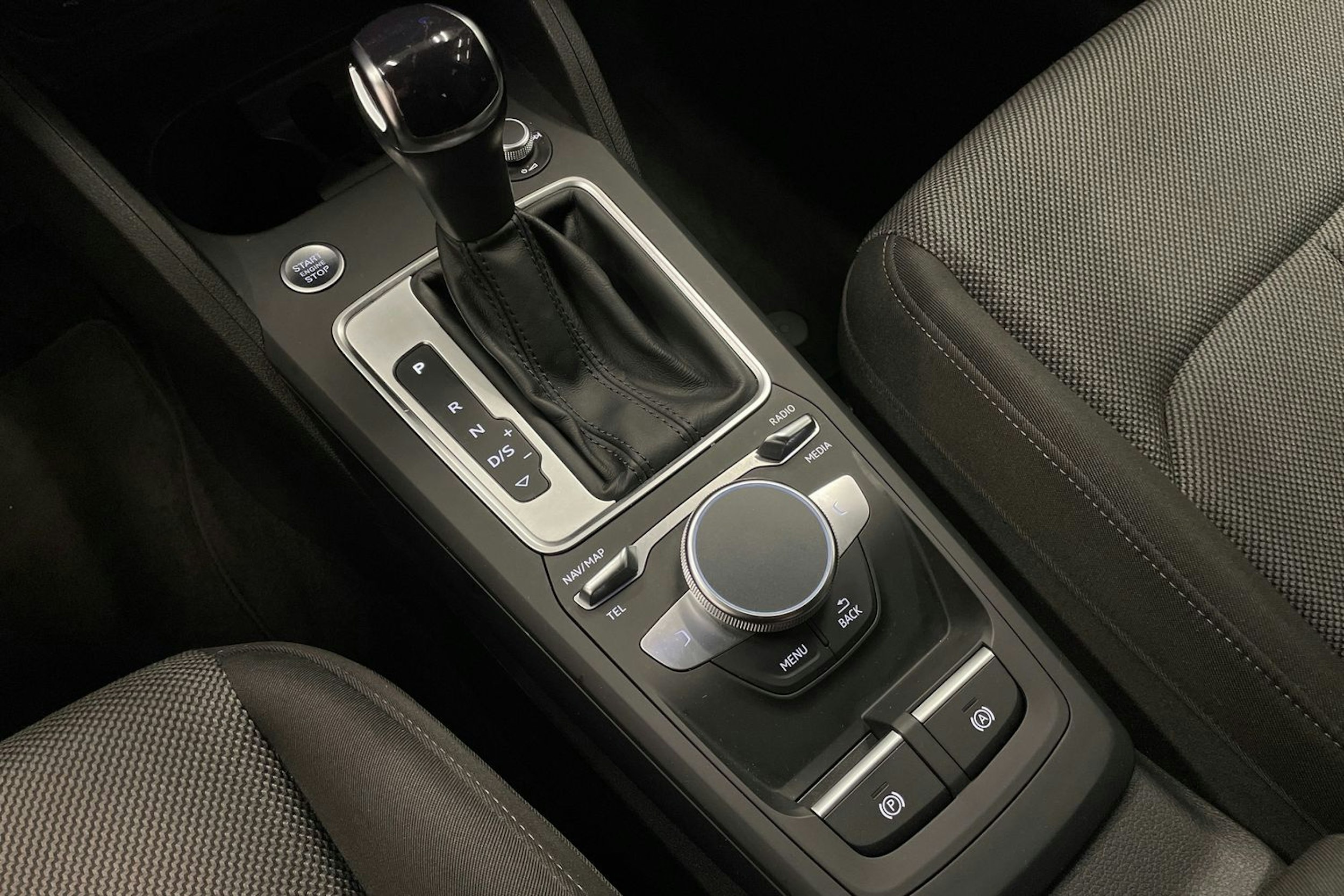 Musta Audi Q2 2022 kuva 20.