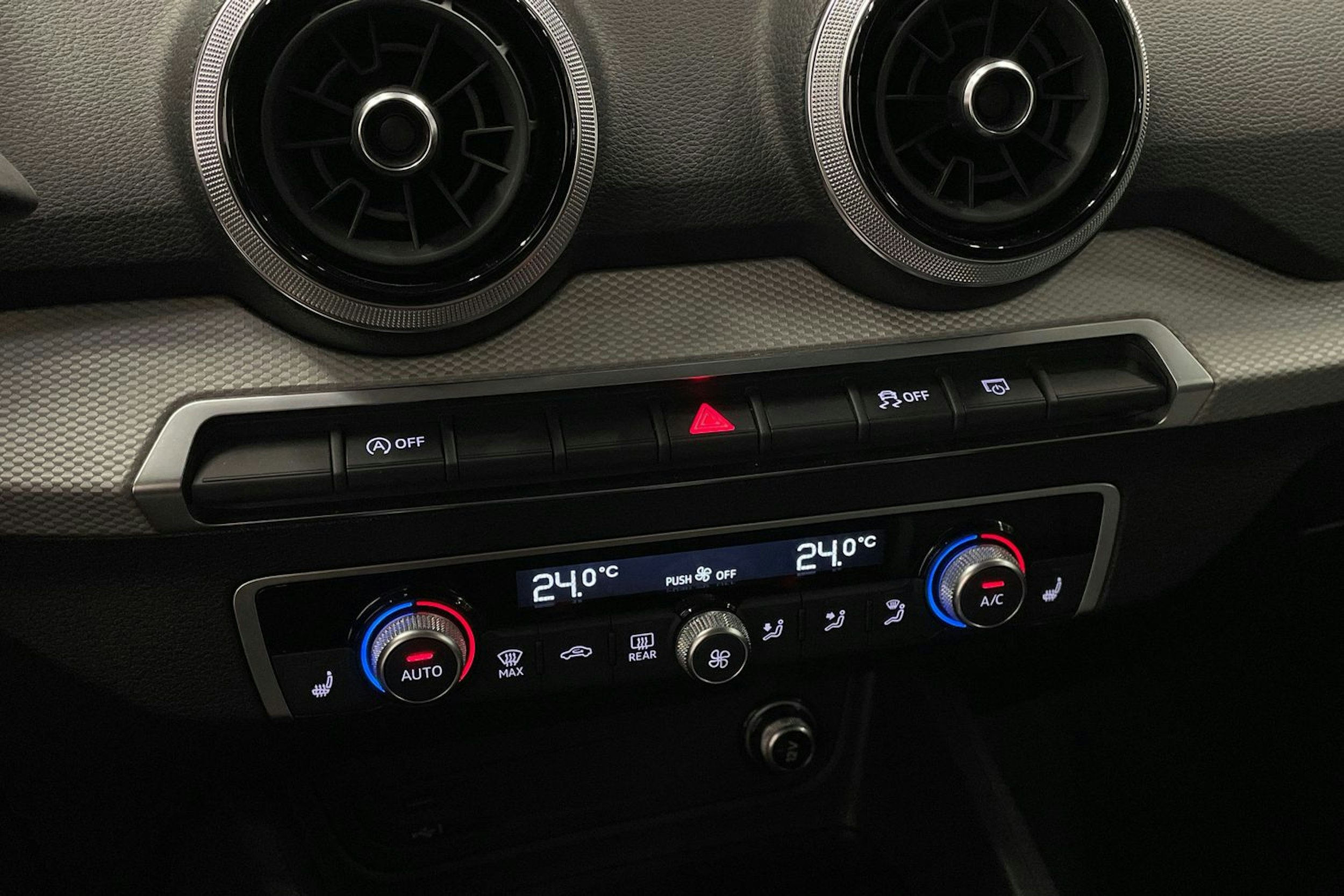 Musta Audi Q2 2022 kuva 21.