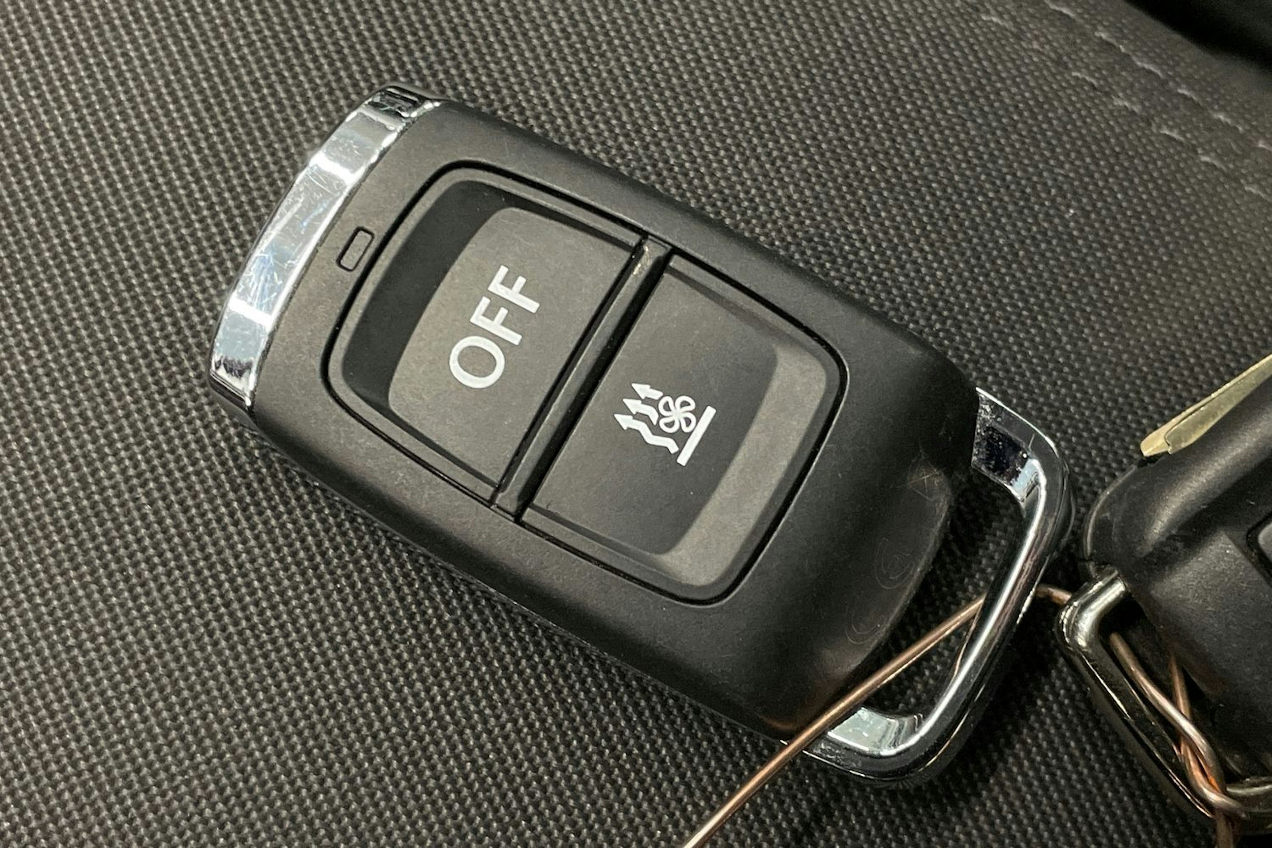 Musta Audi Q2 2022 kuva 23.