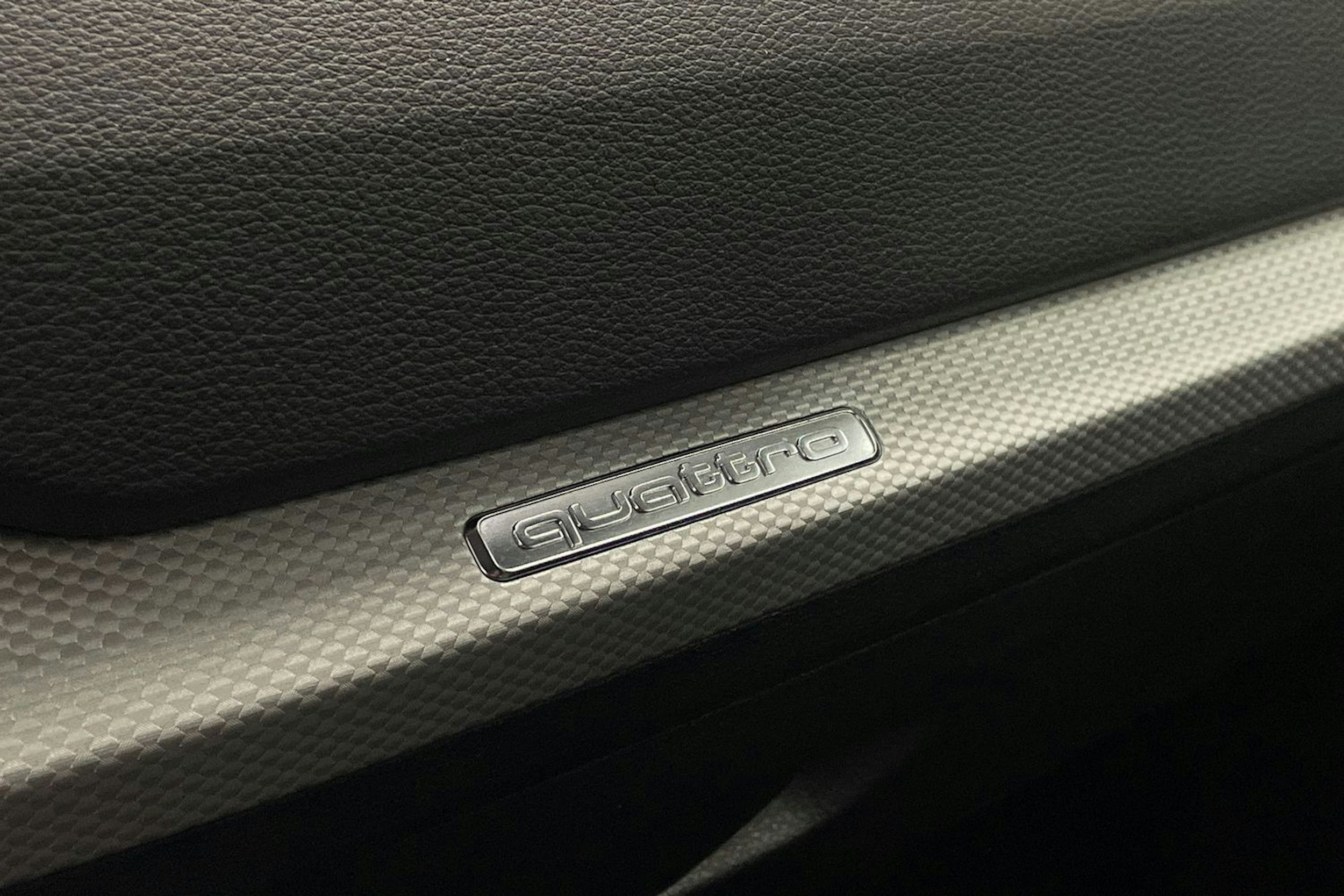 Musta Audi Q2 2022 kuva 24.