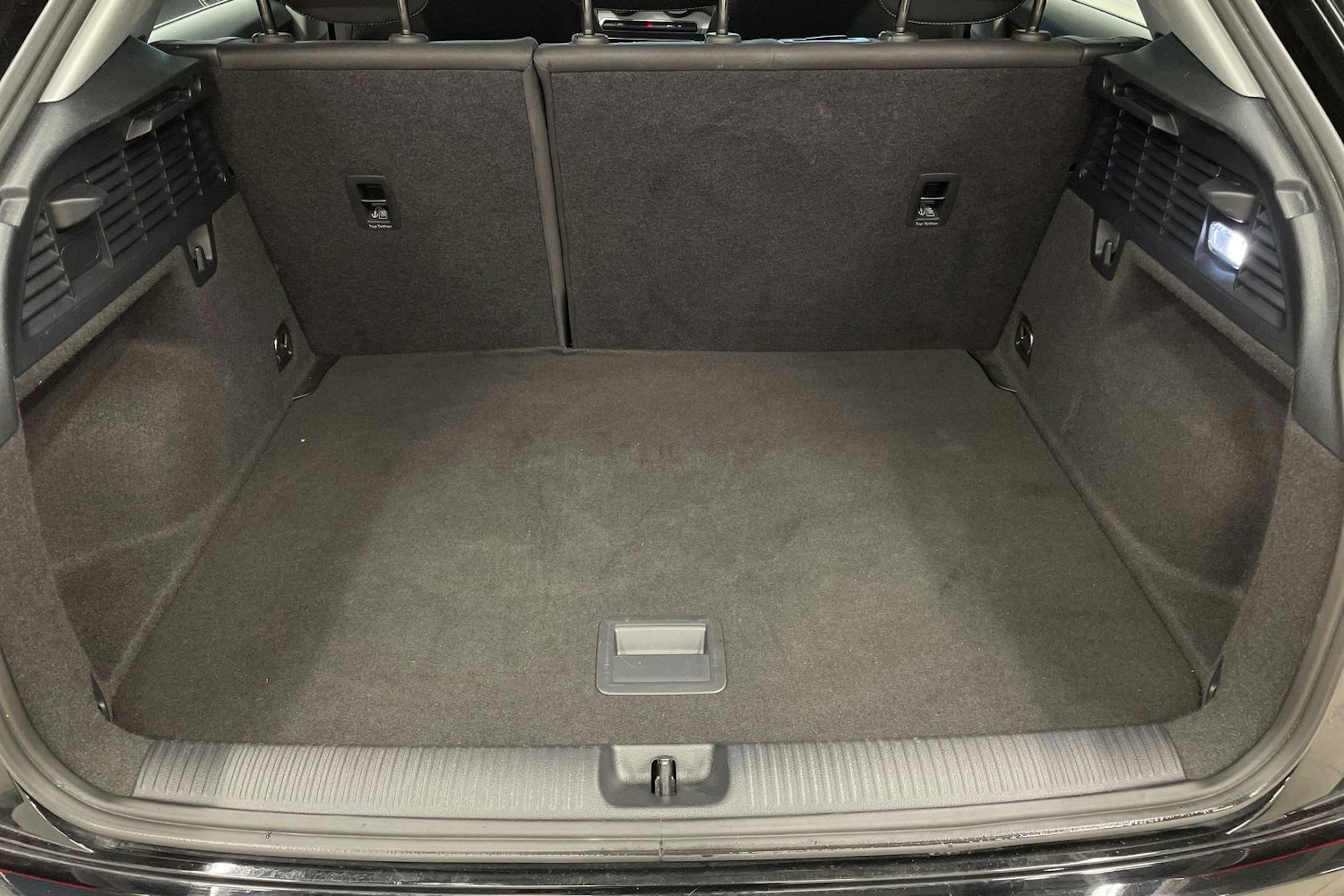 Musta Audi Q2 2022 kuva 25.