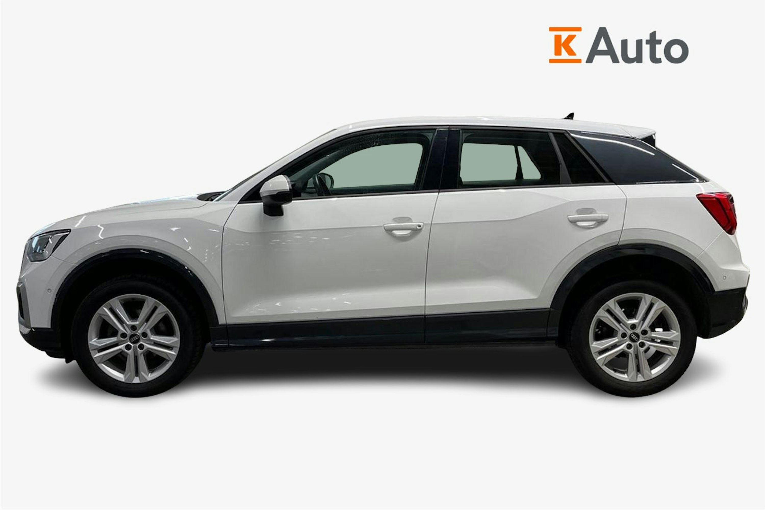 Valkoinen Audi Q2 2022 kuva 6.