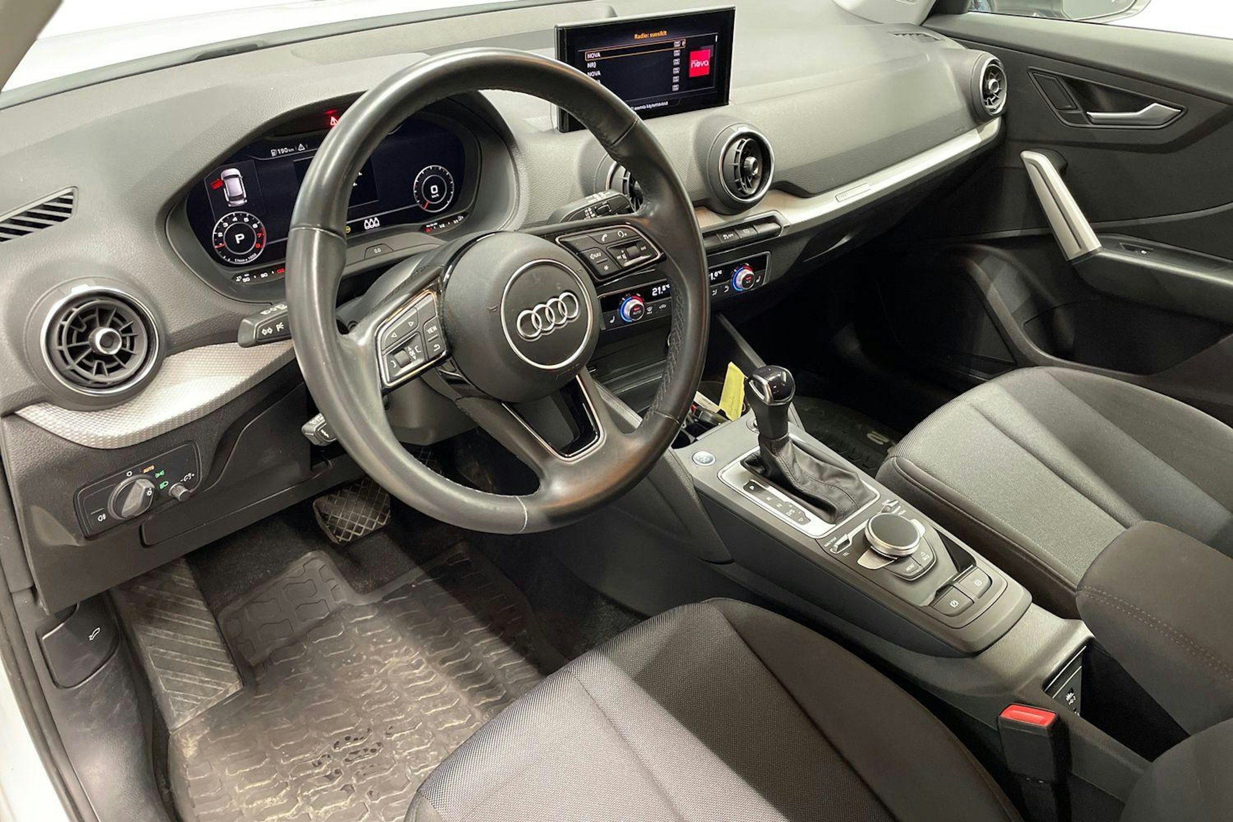 Valkoinen Audi Q2 2022 kuva 7.